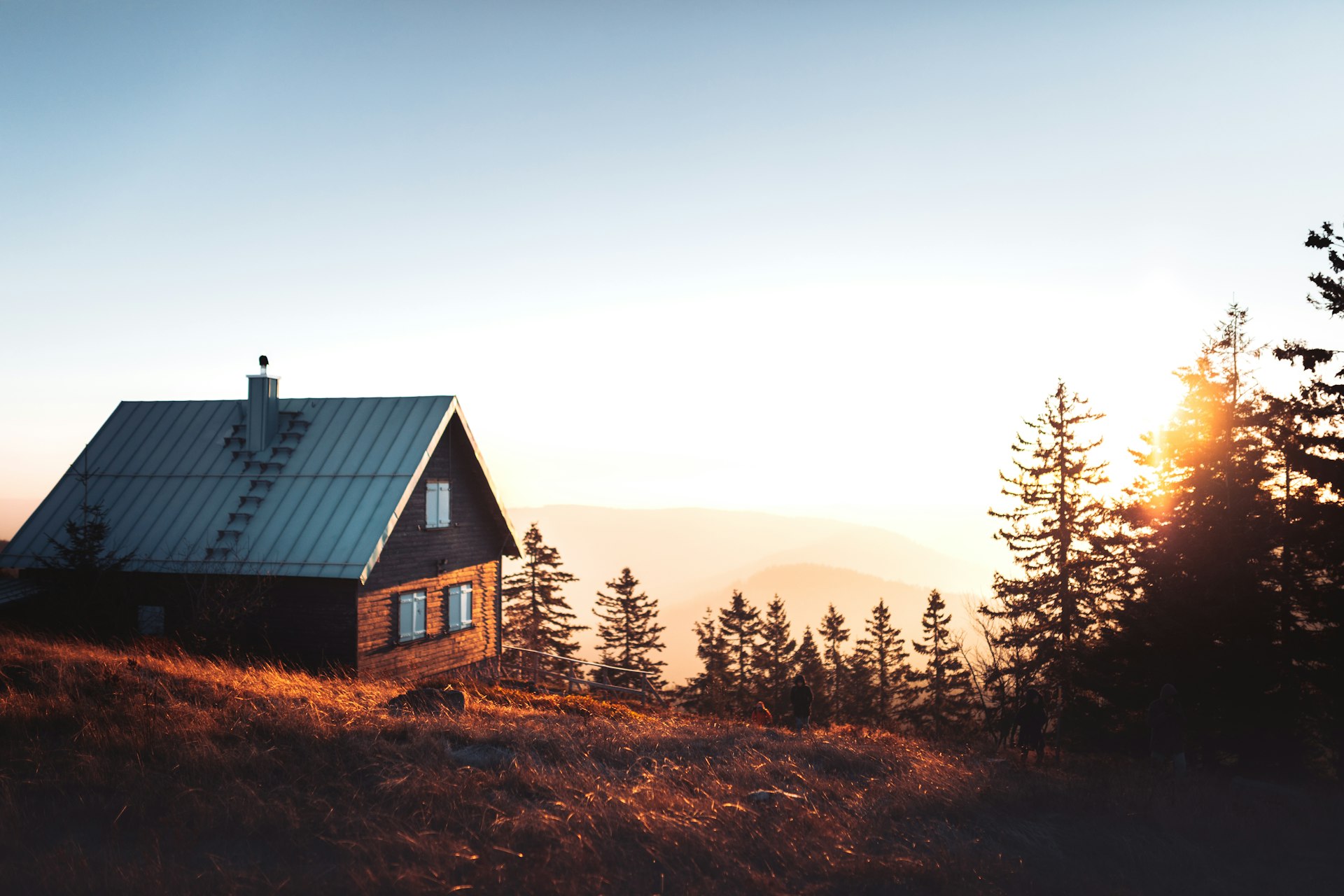 Beau chalet alpin entouré de forêt sous un ciel dégagé — Casa Alpina